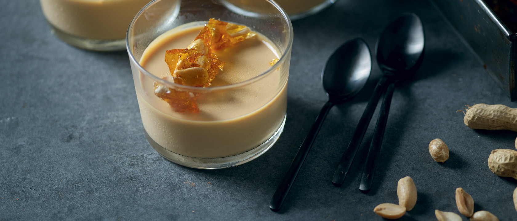 Panacota de caramelo salgado e amendoins