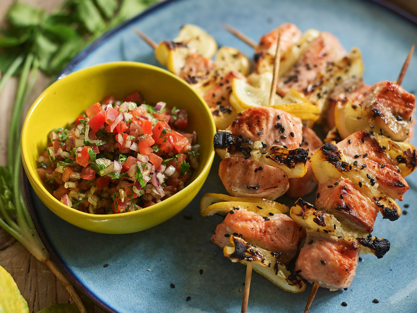 imagem de espetadas de salmão