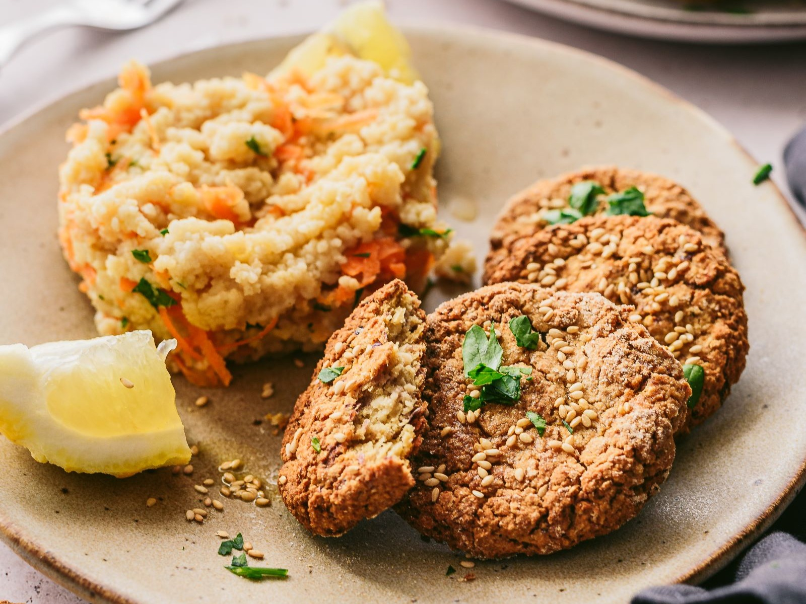 Pasteis de grão com couscous de cenoura